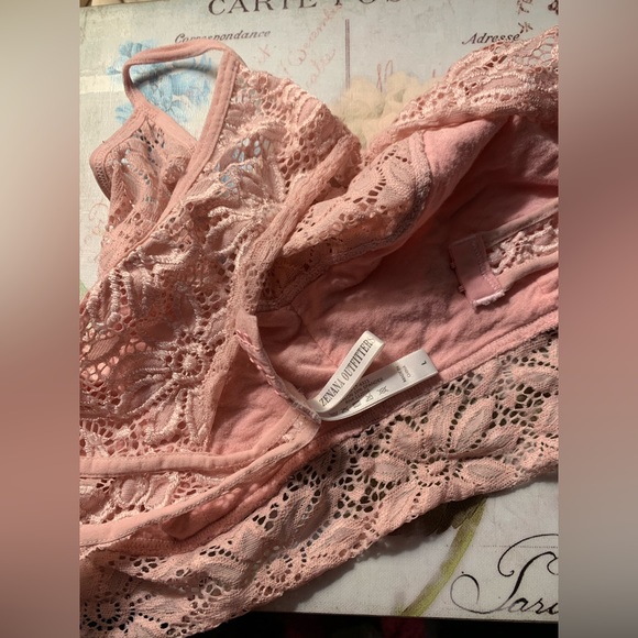 Pink lacy bralette with keyhole front - Picture 4 of 4